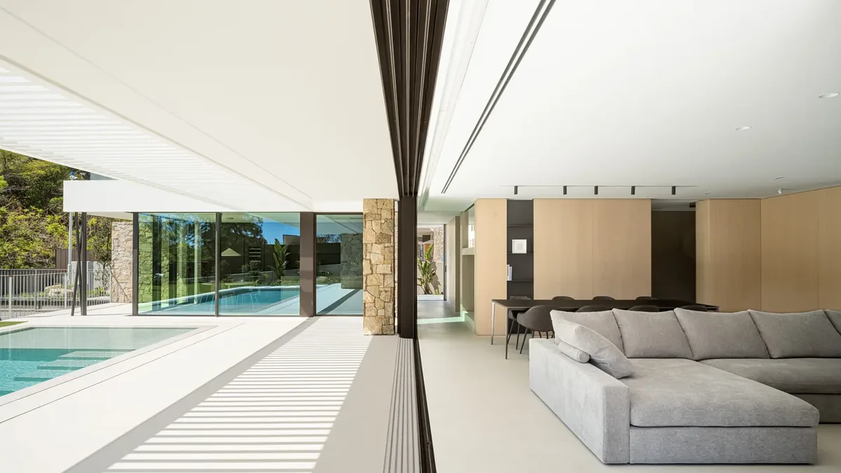 Ventana de aluminio con rotura de puente térmico en vivienda moderna